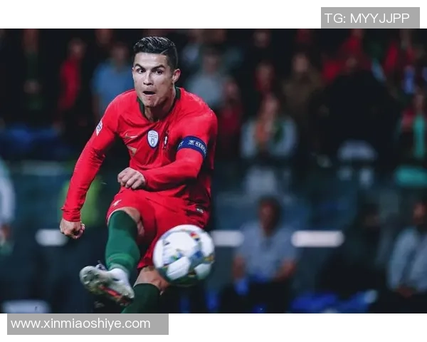 历届足球巨星榜单解析十大传奇球员排名与成就回顾